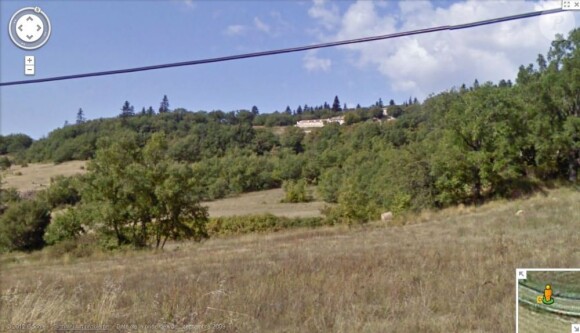 Le Château d'Autet, visible depuis la départementale 22, comme le montre les captures d'écran réalisées depuis Google Maps