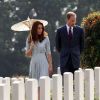 Le prince William et son épouse Kate Middleton lors de la visite du cimetière de guerre Kranji Commonwealth le 13 septembre 2012 à Singapour