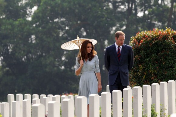Le prince William et son épouse Kate Middleton lors de la visite du cimetière de guerre Kranji Commonwealth le 13 septembre 2012 à Singapour