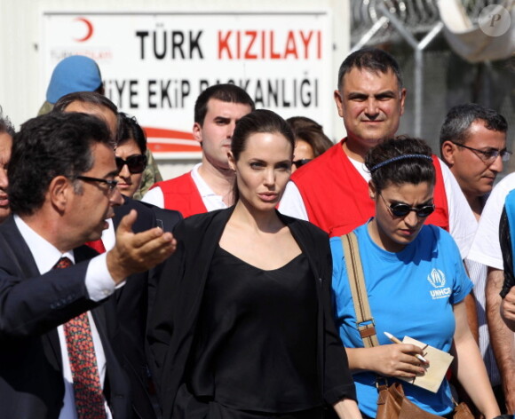 Angelina Jolie, aux côtés des autorités turques, le vendredi 14 septembre, à Ankara (Turquie), pour discuter de la situation en Syrie, et de l'accueil des populations réfugiées.
