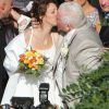 Thierry et Annie, jeunes mariés, s'embrassent d'un tout grand bonheur. 15 septembre 2012