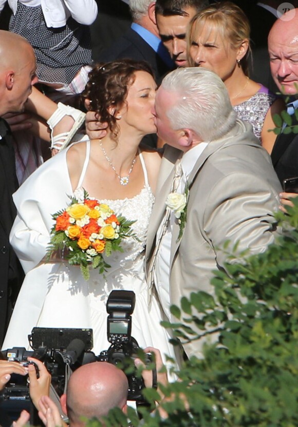 Thierry et Annie, jeunes mariés, s'embrassent d'un tout grand bonheur. 15 septembre 2012