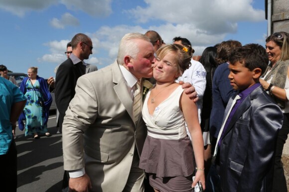 Charlène, la fille de Thierry, assiste avec bonheur au mariage de son papa avec Annie. 15 septembre 2012