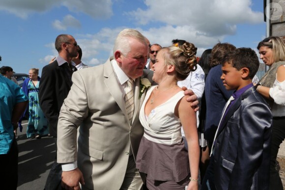Charlène, la fille de Thierry, est très contente d'assister au mariage de son papa avec Annie. 15 septembre 2012