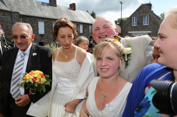 Photos du mariage de Thierry et Annie, le 15 septembre 2012. Le papa d'Annie et la fille de Thierry sont présents et ravis !