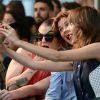 Kelly Osbourne, Pixie Geldof et Alexa Chung s'amusent à se prendre en photo en front row du défilé House of Holland Printemps-Eté 2013 durant la Fashion Week de Londres. Le 15 septembre 2012.
