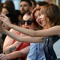 Kelly Osbourne et Alexa Chung : grimaces coquines à la Fashion Week de Londres