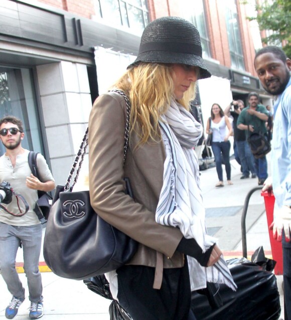 Blake Lively arrive sur le tournage de Gossip Girl le 17 septembre 2012 à New York et prend soin de masquer ses mains avec des mitaines