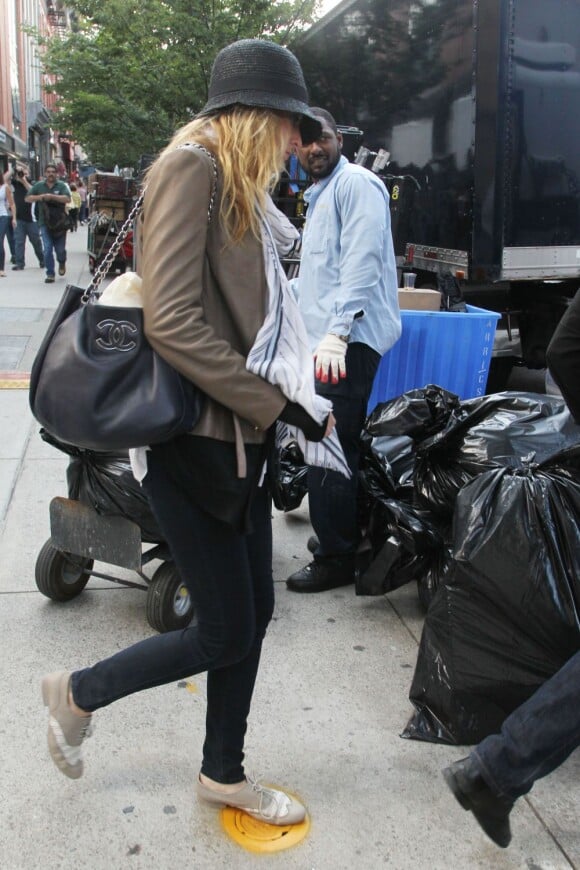 Blake Lively, jeune mariée, déjà de retour sur le plateau de Gossip Girl. Le 17 septembre 2012 à New York