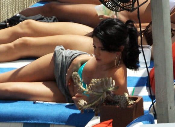Selena Gomez, sexy et épanouie, se fait bronzer avec des amis dans un hôtel de Miami le 17 septembre 2012 avec quelques amis