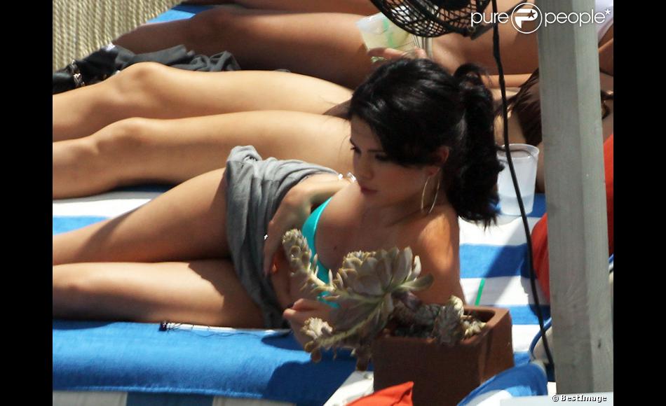 Selena Gomez Sexy Et épanouie Se Fait Bronzer Avec Des