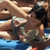 La belle Selena Gomez se fait bronzer avec des amis dans un hôtel de Miami le 17 septembre 2012 avec quelques amis