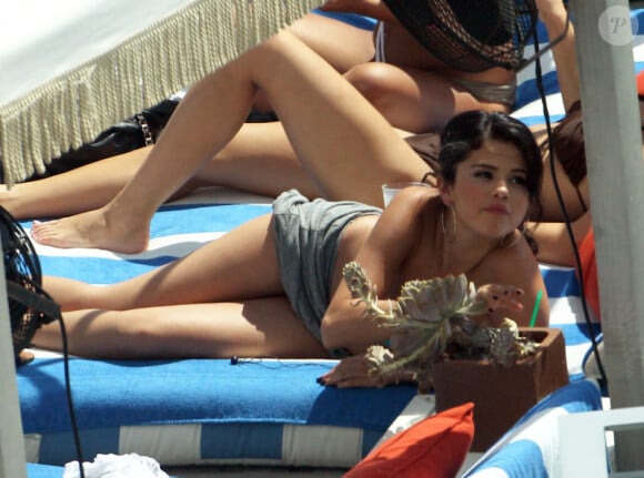 Selena Gomez se fait bronzer avec des amis dans un hôtel de Miami le 17 septembre 2012 avec quelques amis 