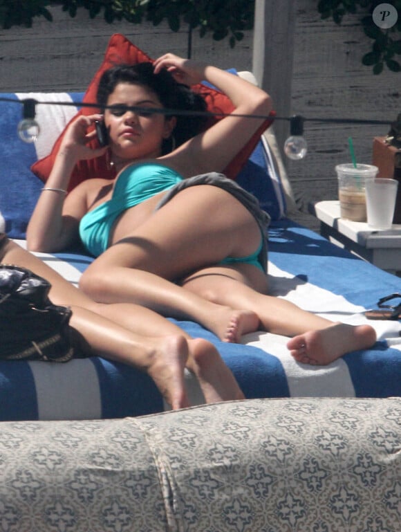 Selena Gomez se fait bronzer avec des amis dans un hôtel de Miami le 17 septembre 2012 avec quelques amis 