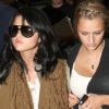 Selena Gomez arrive à l'aéroport de Los Angeles avec une amie en provenance de Miami le 17 septembre 2012
