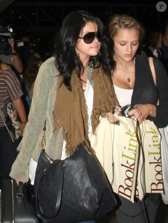 Selena Gomez : de retour de vacances, elle n'est pas très souriante alors qu'elle arrive à l'aéroport de Los Angeles avec une amie en provenance de Miami le 17 septembre 2012