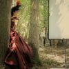 Keira Knightley photographiée en pleine forêt par Mario Testino pour le Vogue d'octobre 2012.