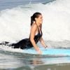 Daniela Ruah, sur sa planche de surf, en train de tourner la nouvelle saison de NCIS : Los Angeles, le 17 septembre 2012
