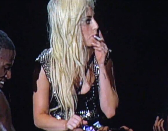 Lady Gaga fume un joint à Amsterdam le 18 septembre 2012.