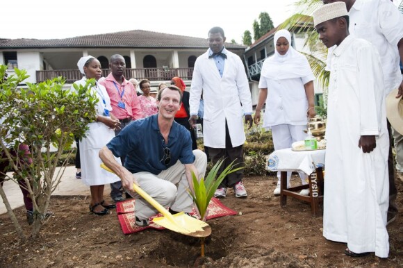 Le prince Joachim de Danemark en visite à Zanzibar le 5 septembre 2012 dans le cadre de son soutien à CARE Danemark.