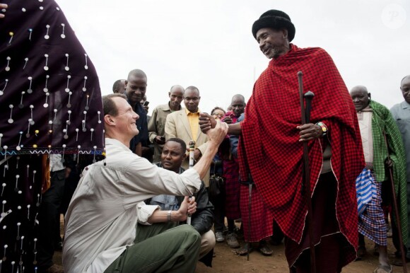 Le prince Joachim de Danemark en visite dans un village masai de Tanzanie le 3 septembre 2012.