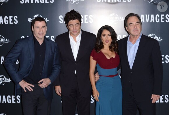 John Travolta, Benicio Del Toro, Salma Hayek et Oliver Stone lors de la présentation du film Savages à Londres le 19 septembre 2012