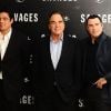 Benicio del Toro, Oliver Stone et John Travolta lors de la présentation du film Savages à Londres le 19 septembre 2012