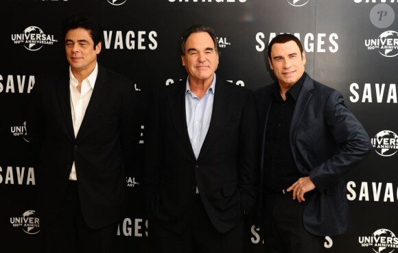 Benicio del Toro, Oliver Stone et John Travolta lors de la présentation du film Savages à Londres le 19 septembre 2012