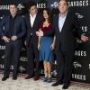 John Travolta, Benicio del Toro, Salma Hayek et Oliver Stone lors de la présentation du film Savages à Londres le 19 septembre 2012