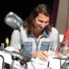 Zlatan Ibrahimovic, ravi de payer au moment de s'offrir un déjeuner en compagnie d'un ami au restaurant L'Avenue à Paris le 19 septembre 2012