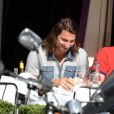 Zlatan Ibrahimovic, ravi de payer au moment de s'offrir un déjeuner en compagnie d'un ami au restaurant L'Avenue à Paris le 19 septembre 2012