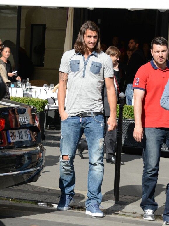 Zlatan Ibrahimovic s'est offert un déjeuner en compagnie d'un ami au restaurant L'Avenue à Paris le 19 septembre 2012