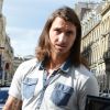 Zlatan Ibrahimovic, cheveux au vent, s'est offert un déjeuner en compagnie d'un ami au restaurant L'Avenue à Paris le 19 septembre 2012