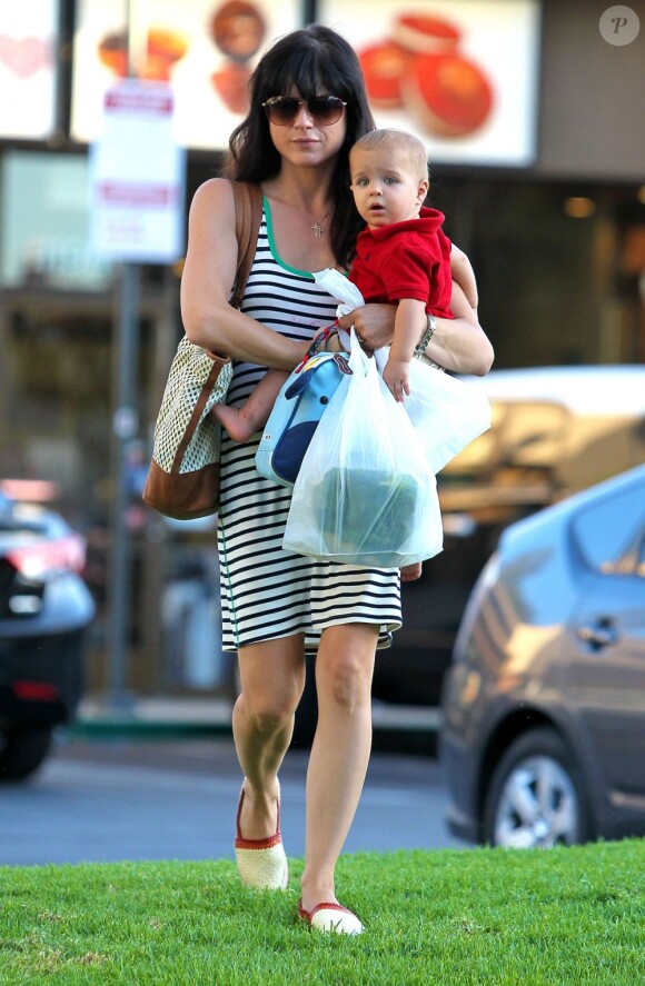 Selma Blair fait du shopping avec son fils Arthur, à Los Angeles - septembre 2012.