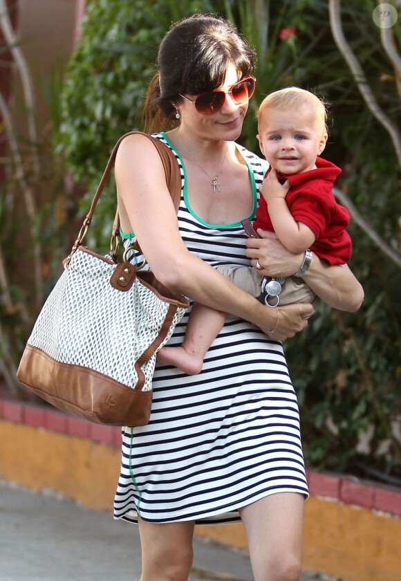Selma Blair et son fils, Arthur, âgé de 14 mois à Los Angeles - septembre 2012.