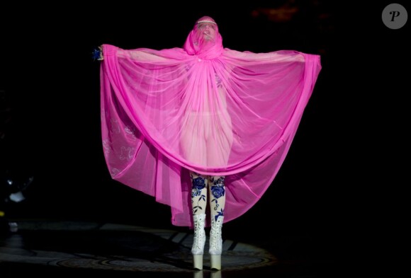 Lady Gaga tente de dissimuler sa nouvelle silouette en enfilant des vêtements plus flous lors de la Fashion Week de Londres en septembre 2012