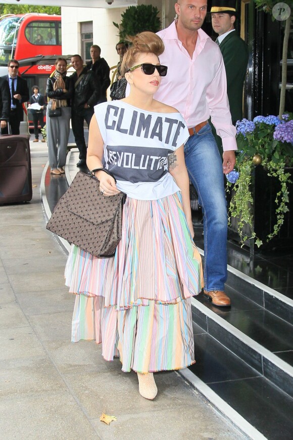 Lady Gaga dans les rues de Londres, adopte un nouveau style, plus ample, pour coller à sa nouvelle silhouette