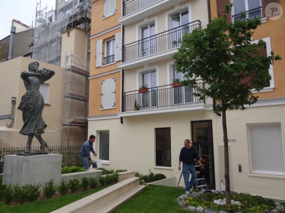 La Valnurese, statue rendant hommage aux ouvrières immigrées italiennes du XIXe siècle à l'effigie de Carla Bruni-Sarkozy, lors de son installation dans la cour d'une résidence privée de Nogent-sur-Marne le 31 juillet 2012. Le monument a été inauguré dans un climat tendu le 21 septembre.