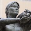 La Valnurese, statue rendant hommage aux ouvrières immigrées italiennes du XIXe siècle à l'effigie de Carla Bruni-Sarkozy, lors de son installation dans la cour d'une résidence privée de Nogent-sur-Marne le 31 juillet 2012. Le monument a été inauguré dans un climat tendu le 21 septembre.