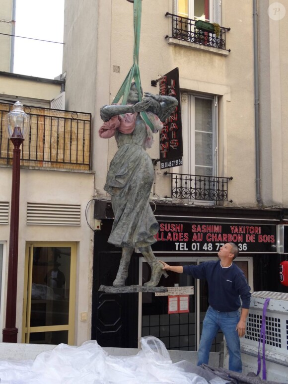 La Valnurese, statue rendant hommage aux ouvrières immigrées italiennes du XIXe siècle à l'effigie de Carla Bruni-Sarkozy, lors de son installation dans la cour d'une résidence privée de Nogent-sur-Marne le 31 juillet 2012. Le monument a été inauguré dans un climat tendu le 21 septembre.