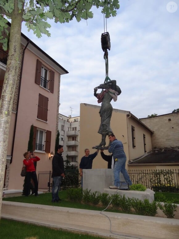 La Valnurese, statue rendant hommage aux ouvrières immigrées italiennes du XIXe siècle à l'effigie de Carla Bruni-Sarkozy, lors de son installation dans la cour d'une résidence privée de Nogent-sur-Marne le 31 juillet 2012. Le monument a été inauguré dans un climat tendu le 21 septembre.