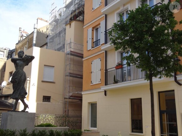 La Valnurese, statue rendant hommage aux ouvrières immigrées italiennes du XIXe siècle à l'effigie de Carla Bruni-Sarkozy, lors de son installation dans la cour d'une résidence privée de Nogent-sur-Marne le 31 juillet 2012. Le monument a été inauguré dans un climat tendu le 21 septembre.