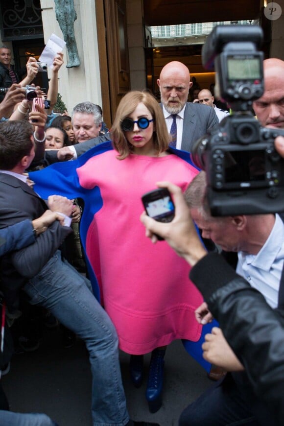 Lady Gaga à la sortie du Park Hyatt, place Vendôme, à Paris, le 22 septembre 2012.
