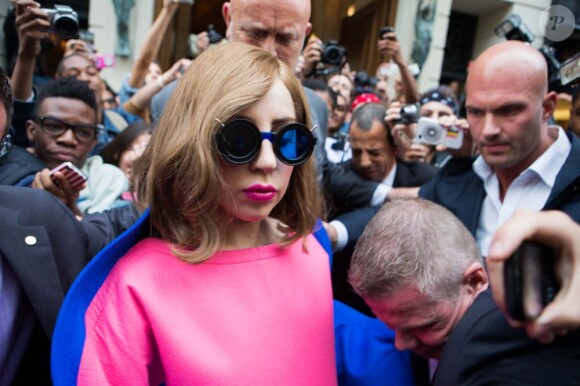 Lady Gaga à la sortie du Park Hyatt, place Vendôme, à Paris, le 22 septembre 2012.