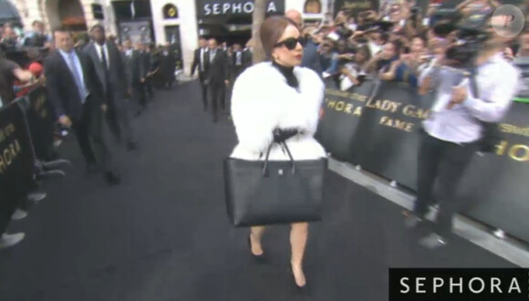 Lady Gaga quitte le magasin Sephora des Champs-Elysées où elle vient de pique-niquer avec ses fans, le 23 septembre 2012.