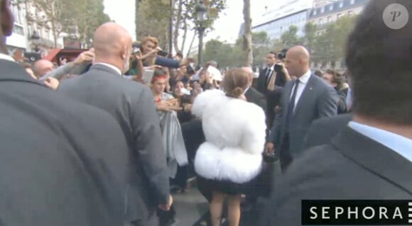 Lady Gaga quitte le magasin Sephora des Champs-Elysées où elle vient de pique-niquer avec ses fans, le 23 septembre 2012.