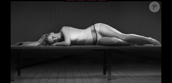 Caroline Wozniacki étale ses charmes dans une vidéo promotionnelle pour sa propre marque de lingerie, en 2012