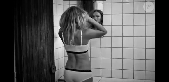 Caroline Wozniacki sensuelle dans une vidéo promotionnelle pour sa propre marque de lingerie, en 2012