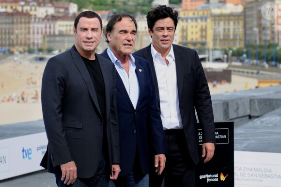 Oliver Stone, Benicio del Toro et John Travolta au Festival de San Sebastian, le 22 septembre 2012.