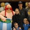 Zlatan Ibrahimovic, sa femme Helena Seger et leurs deux garçonnets, Maxilimian et Vincent, le 23 septembre 2012 au Parc Astérix en compagnie d'Astérix et Obélix